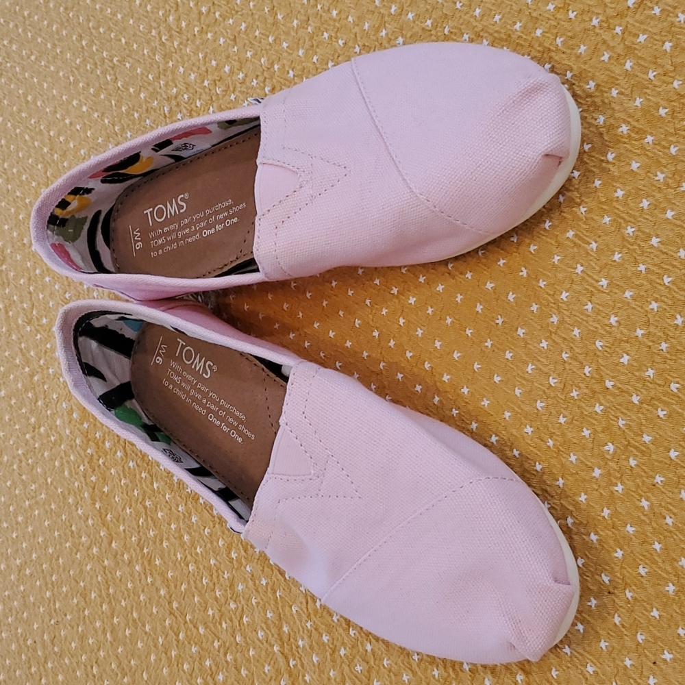 Toms Canvas slip on shoes NWOT